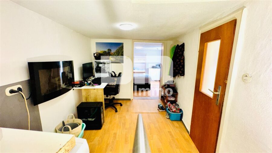 Vollvermietetes Wohn- und Gewerbeensemble: 3 Wohnungen + 2 Gewerbeeinheiten - WE2 OG Durchgangszimmer